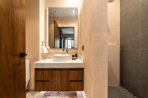 Bathroom-for-the-First-level-Bedroomhttps